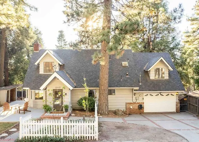 Wild Olive Lodge ° Serene Grandma Chic Getaway Cabin