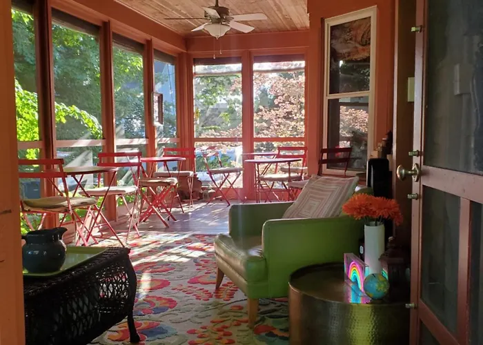 Twin Oaks Inn