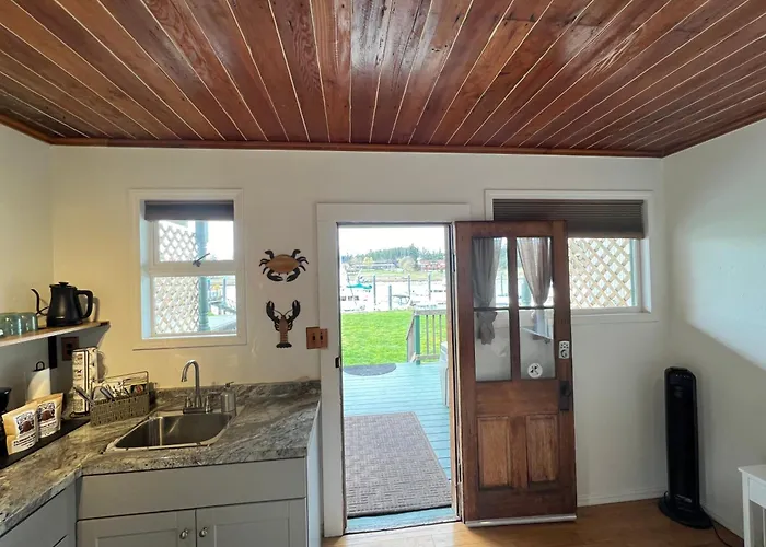Bridge Tender Shack With Hot Tub On Deck