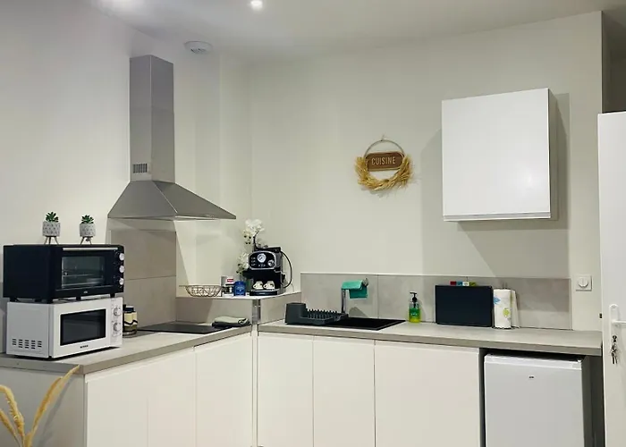 LE CAUBOUS Plein centre Appartement calme avec chambre et cuisine équipée