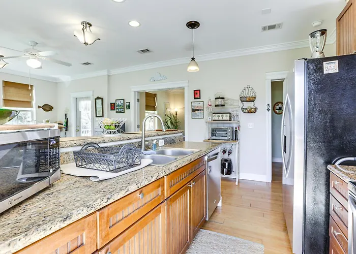 Lovely Carrabelle Home W/ Lake Views & Pool Access