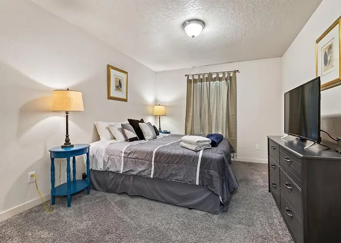 Charming Private Twnhome W/ Large Fenced Yard