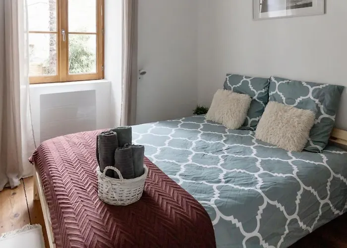 Maison et appartement attenant pour 10 personnes avec terrasse, cour et parking