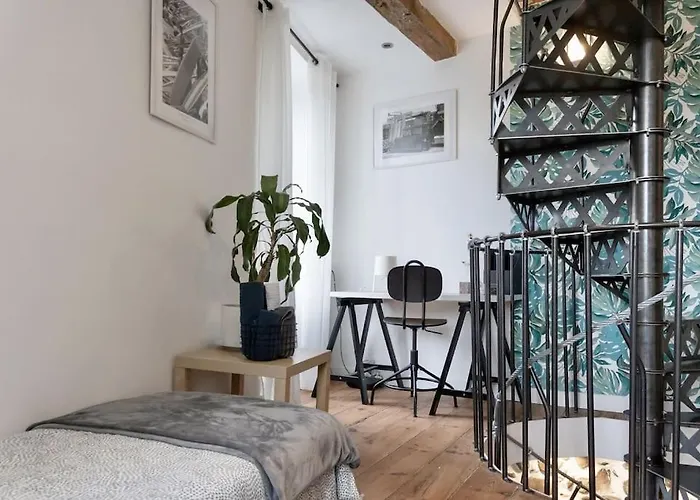 Maison et appartement attenant pour 10 personnes avec terrasse, cour et parking