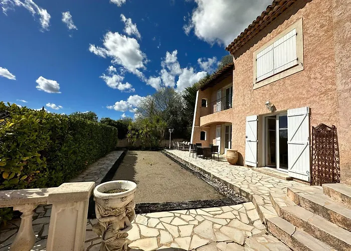 Rez de villa , beau jardin avec piscine