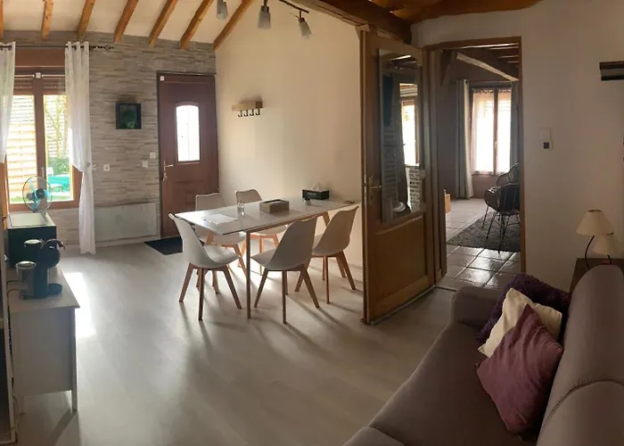 chambre salon indépendant, salle de bain wc privés, jardin privé, piscine partagée près d'un lac