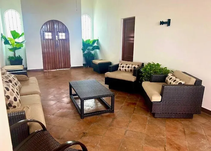 Moderna Casa De 3 Dormitorios Con Cama King Size Y Vistas Al Horizonte De La Piscina