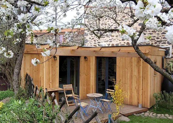 La maisonnette sous le cerisier