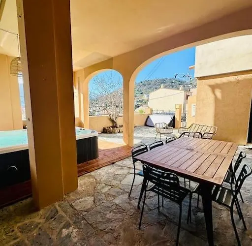 Authentique appartement vue montagnes avec grand patio et jacuzzi chauffé