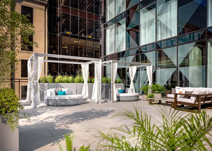 Resort: Humaniti Hotel Montreal, Autograph Collection