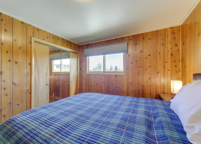 Spacious Pinedale Home W/ Mountain Range View