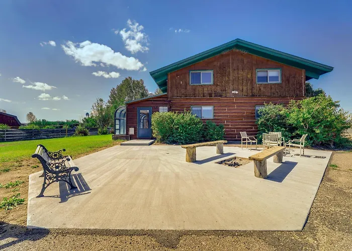 Spacious Pinedale Home W/ Mountain Range View