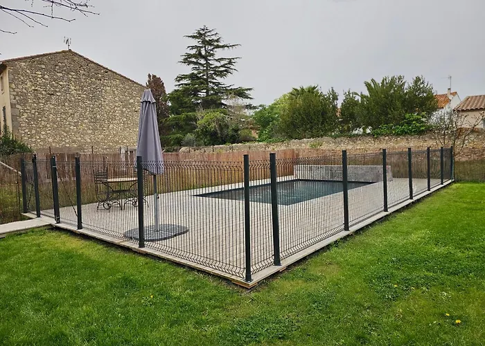 Vaste demeure avec piscine, à 14 km de la mer.