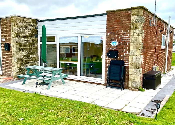 Chine Cottage Self-Catering Coastal Bungalow In Rural West Wight