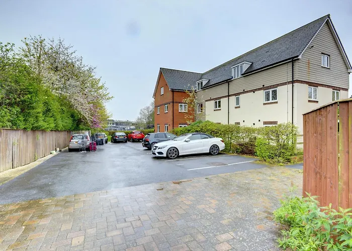 Modern Comfort, 2Br, Ensuite, Parking