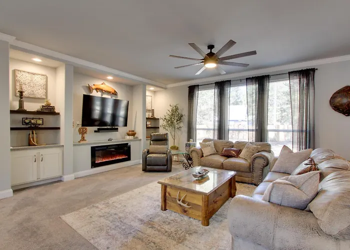 'The Hub' La Pine Vacation Rental - Dog Friendly!