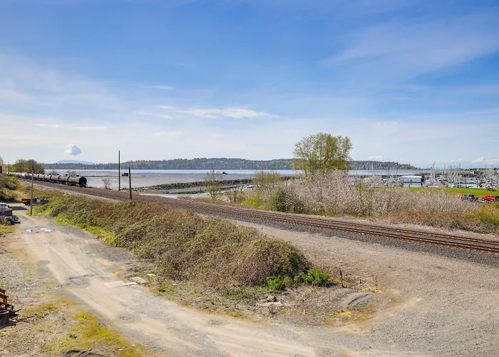 Modern Blaine Condo Rental < 1 Mi To Boat Harbor!