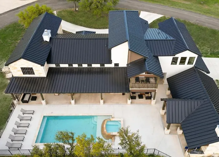 Near Frio Pool Hot Tub Two Kitchens For 30