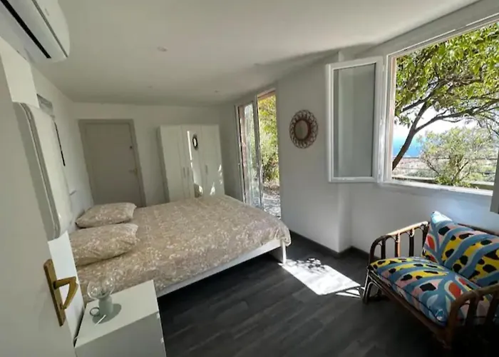 10 min de Monaco petite maison avec jardin vue mer et rocher de Monaco