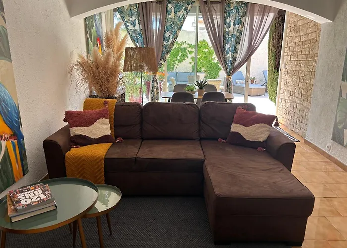 Logement cosy avec piscine ,parking et jardin