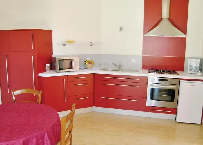 1 Bedroom Awesome Home In Carolles