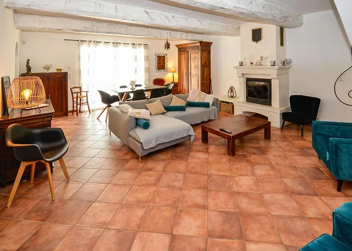 Awesome Home In Chateuneuf De Gadagne