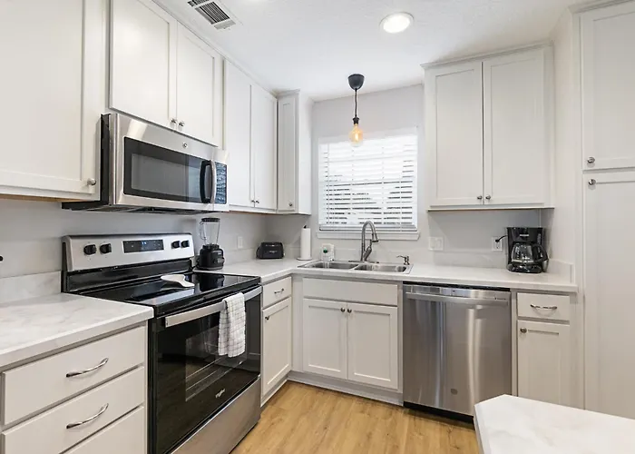 Island Suite - Walk To Downtown!