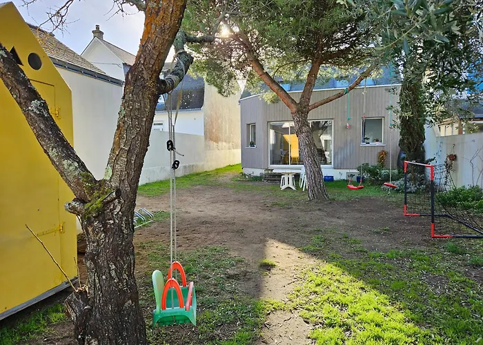Deux maisons reunis par le jardin et sa cabine de plage, à 8min à pieds des plages et de l'océan