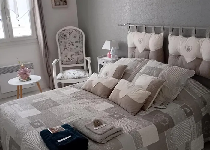la maison rose 2 chambres avec lit pour 2 personnes et 2 salles de bains a 15 kilomètres du circuit de Magny-Cours et 1,2 kilomètre du sanctuaire de ste Bernadette