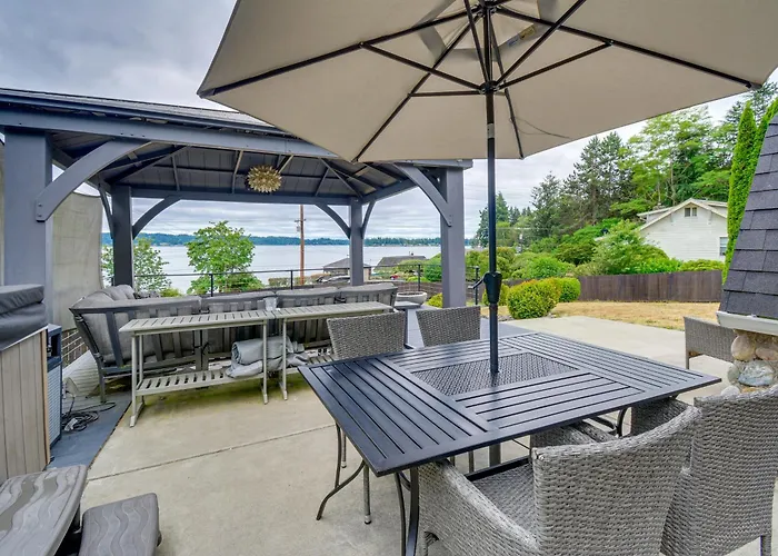Puget Sound Cabin With Hot Tub And Water Views!