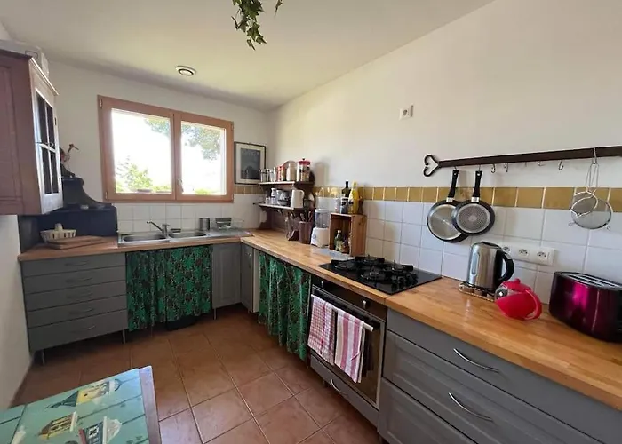 Cosy Sun-Drenched Home, 5 Min Walk To Les Vans