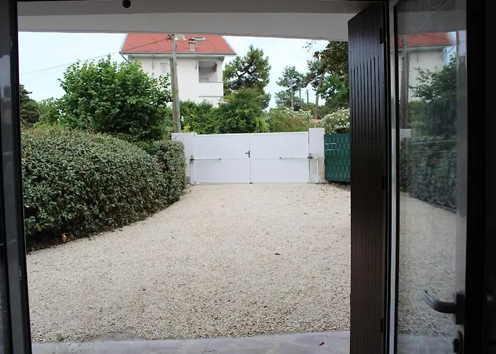 Appartement neuf 2 chambres avec jardin 2 places de parking securise a 300 metres de la plage
