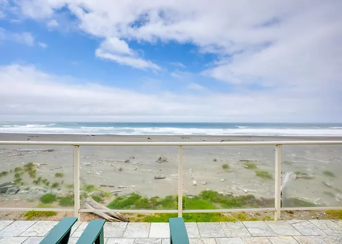 Gold Beach Retreat: Private Hot Tub + Ocean Views!