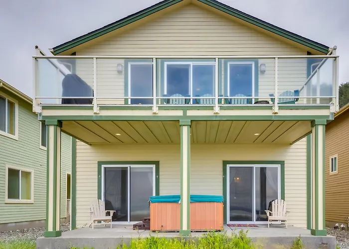 Gold Beach Retreat: Private Hot Tub + Ocean Views!