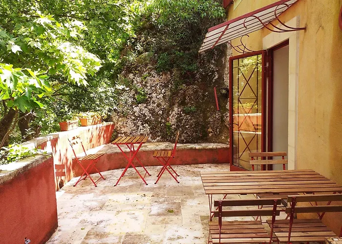 maison au coeur de Fontaine de Vaucluse, nichée sur le rocher et surplombant la sorgue