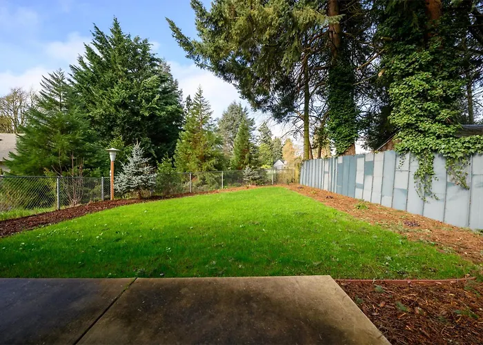 Blue House - Private 2 Bed, 2 Bath Home With Garage