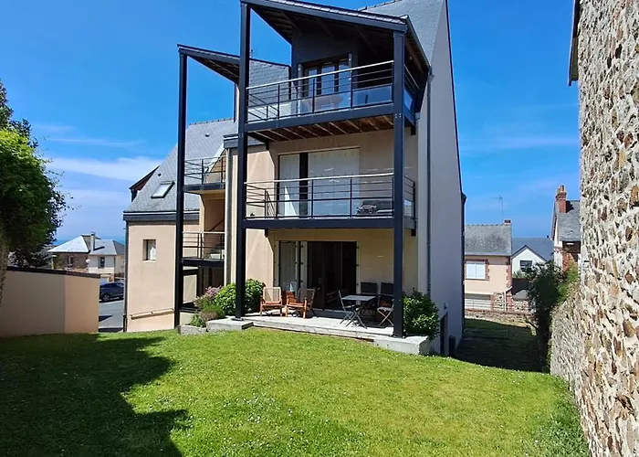 Centre du Val André - appart en rez de jardin avec terrasse et jardinet - plage à 150 m