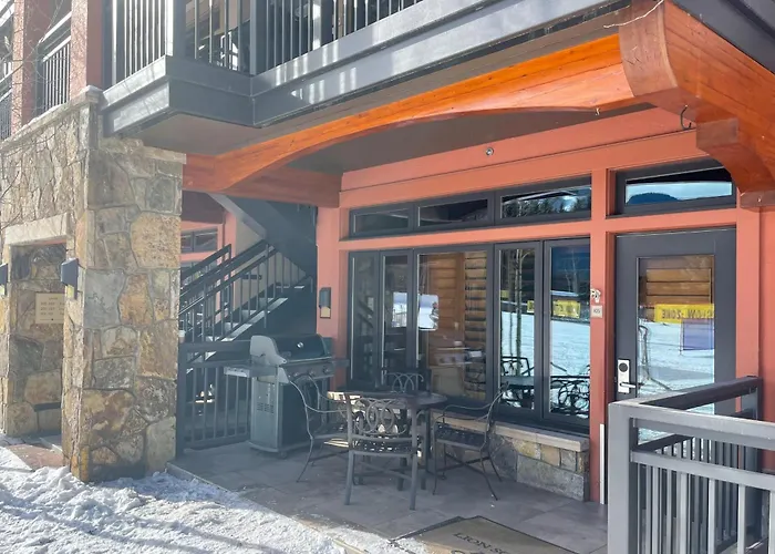 Hotel near College: Lion Square Lodge