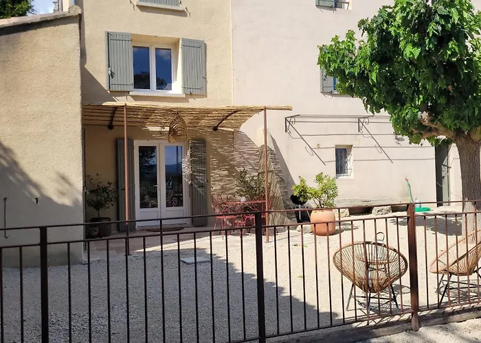 Gîte La Genestière au milieu des vignes, piscine partagée