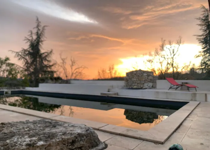 Gîte avec piscine privée au coeur d'une forêt de chênes proche de Vallon Pont d'Arc