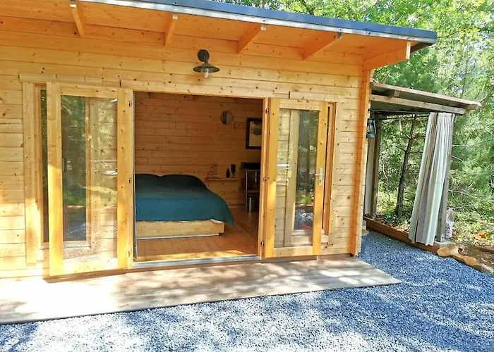 Cabanon Dans Un Ecrin De Verdure