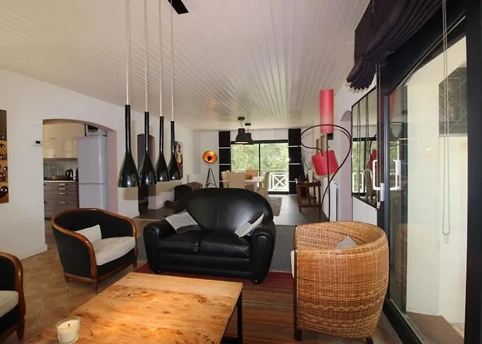 Annonce professionnelle. Jolie maison de vacances 4 chambres avec jardin à proximité de la mer.
