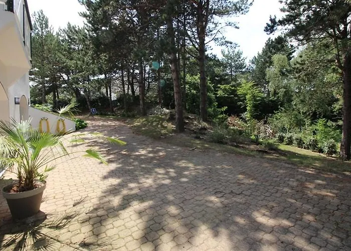 Annonce professionnelle. Jolie maison de vacances 4 chambres avec jardin à proximité de la mer.