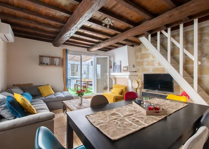 Maison familiale à 2 min à pied de l'Institut A Armand Calme Jeux babyfoot Jacuzzi Proche Mer
