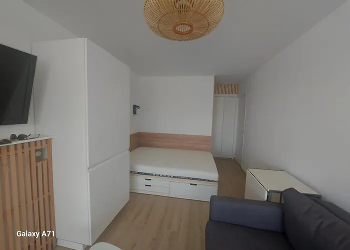 Studio vue port à 50m plage
