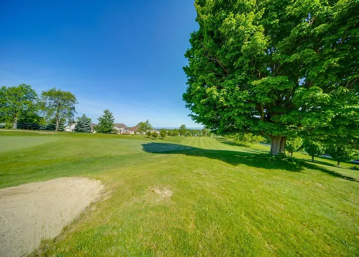 4 Mi To Lake: Golf-View Erie Condo W/ Porch