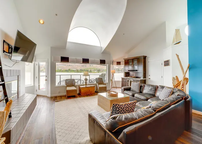 Beautiful Condo W/ Balcony On Lake Chelan!