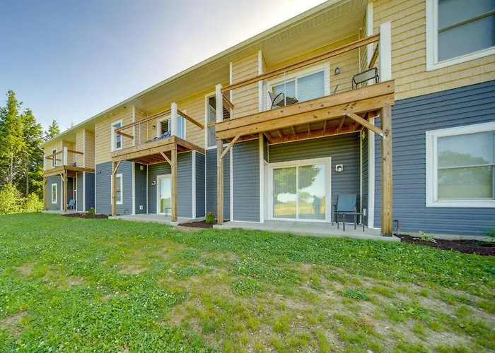 Golf Course View: Centrally Located Condo In Erie