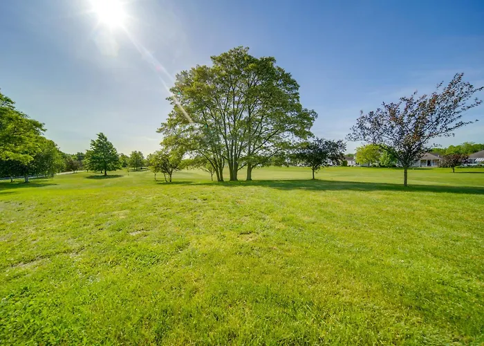 Golf Course View: Centrally Located Condo In Erie