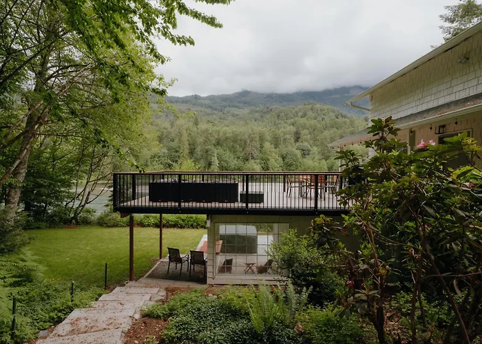 Riverside Retreat On Skagit River